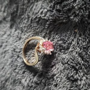 18k HGE size 6 1/2 pink stone ring